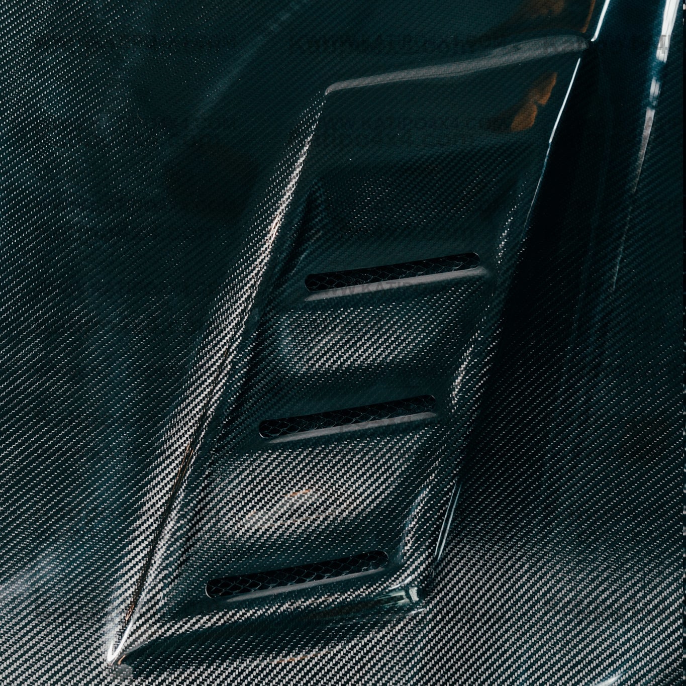 N80 TOYOTA HILUX  CARBON BONNET, TYPE  V-SHAPE (2015-2022)