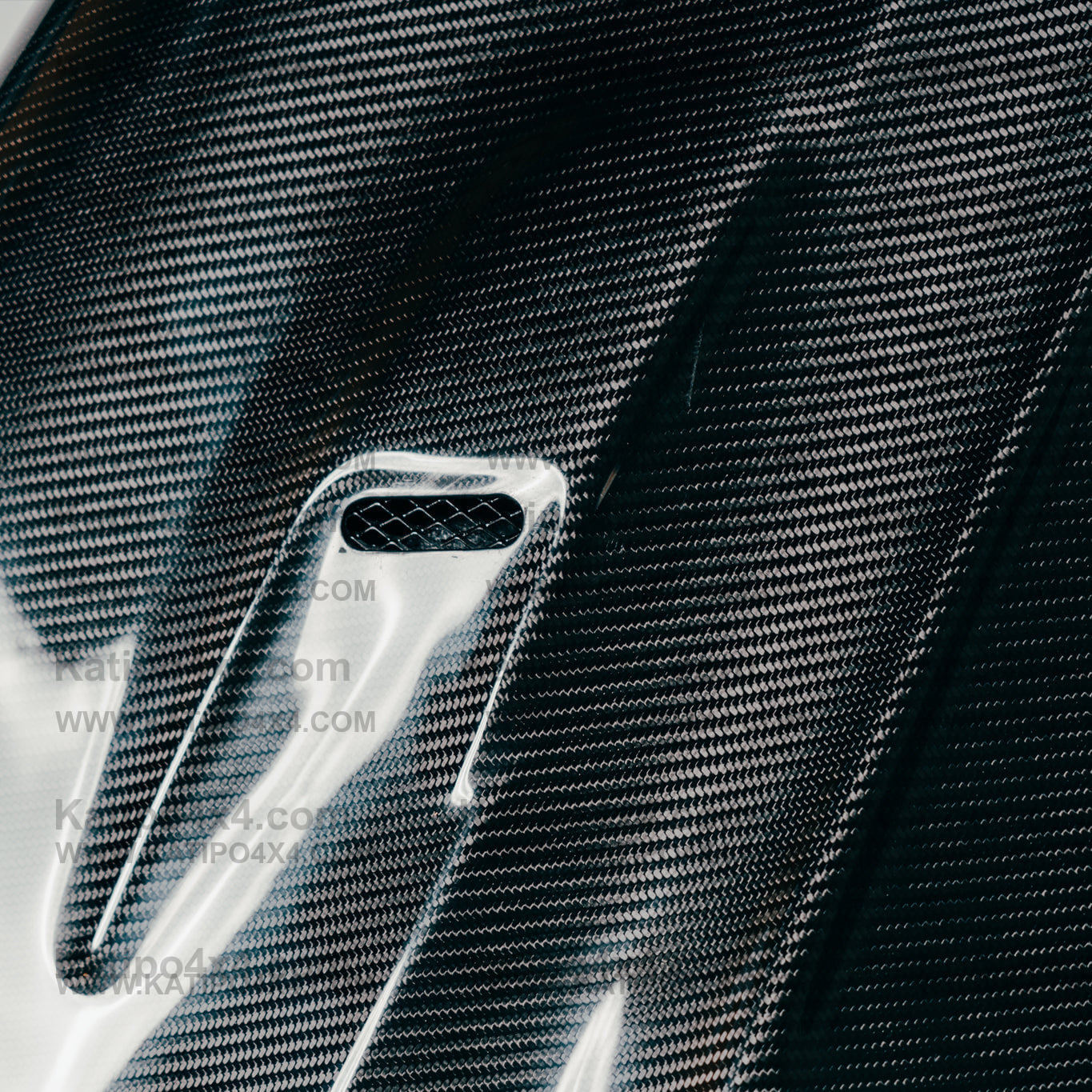 N80 TOYOTA HILUX  CARBON BONNET, TYPE - BATMASN BASIC (2015-2022)